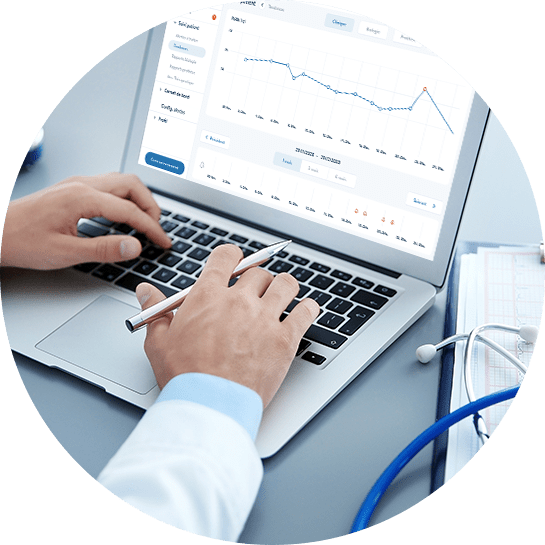 Cardiologue utilisant Careline Solution